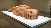 Escultura de bebé gigante