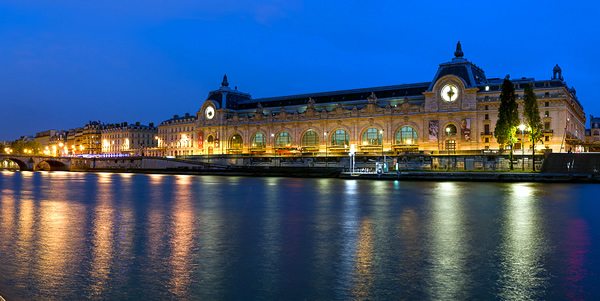 Edificio del Museo de Orsay desde el Sena por la noche.